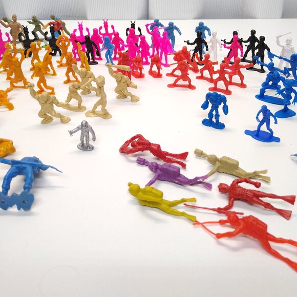 Toy Figurines Vintage Astronauts, Divers, People, Fantasy Mixed Approx 125 pcs - Picture 8 of 14